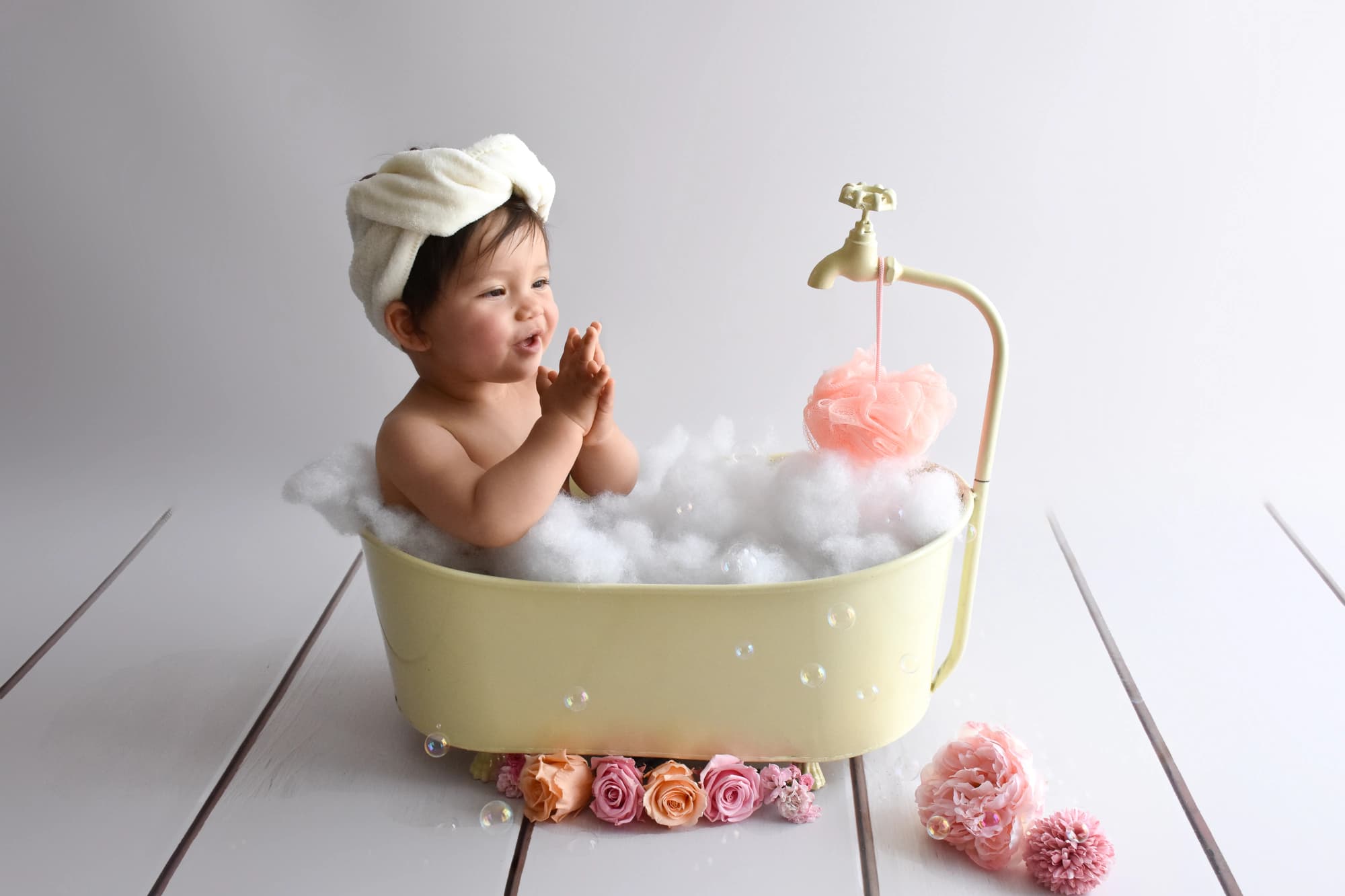 Séance photo bébé vintage avec Léa dans une baignoire mousse en studio