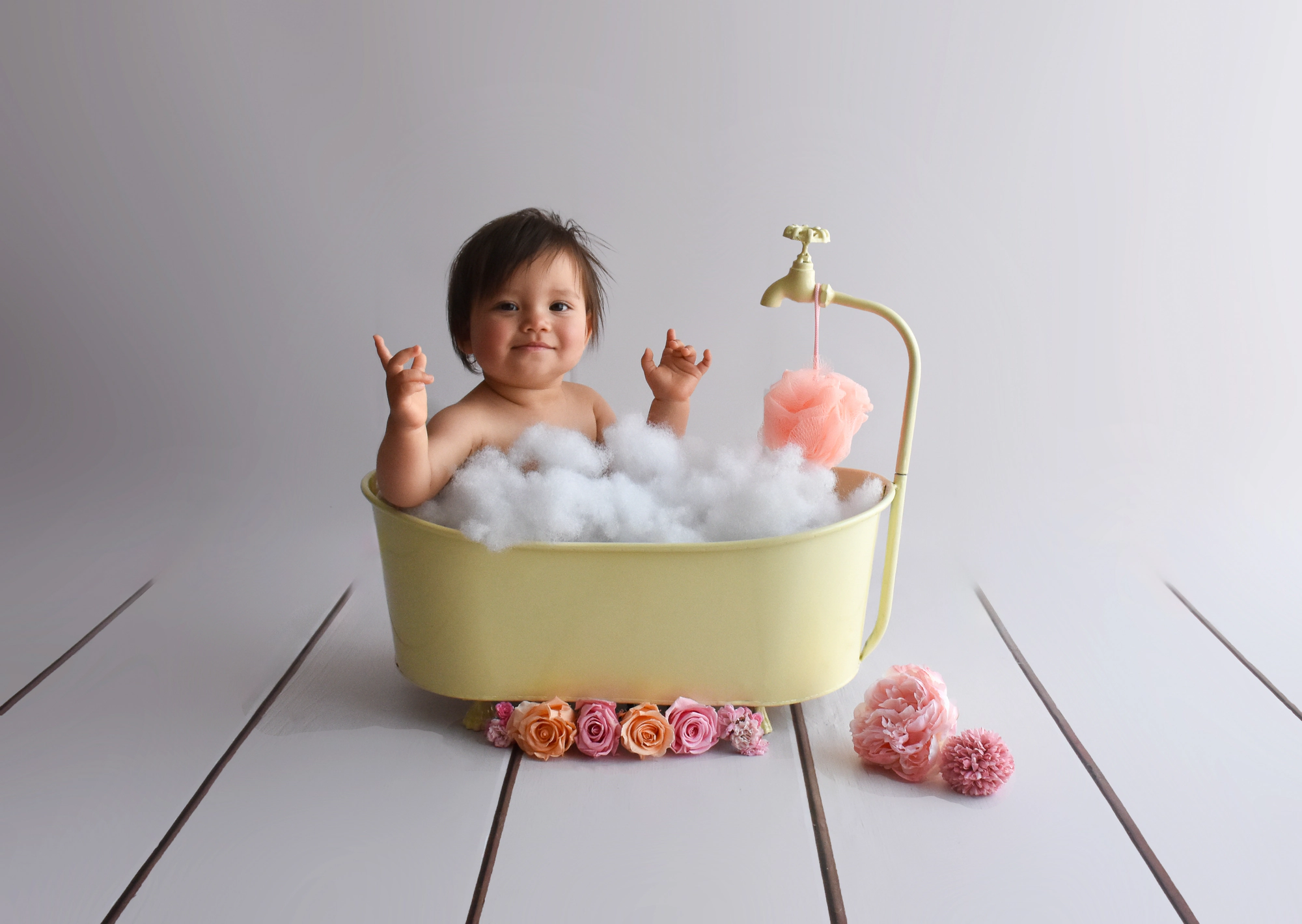 Bébé dans une baignoire décorée en studio